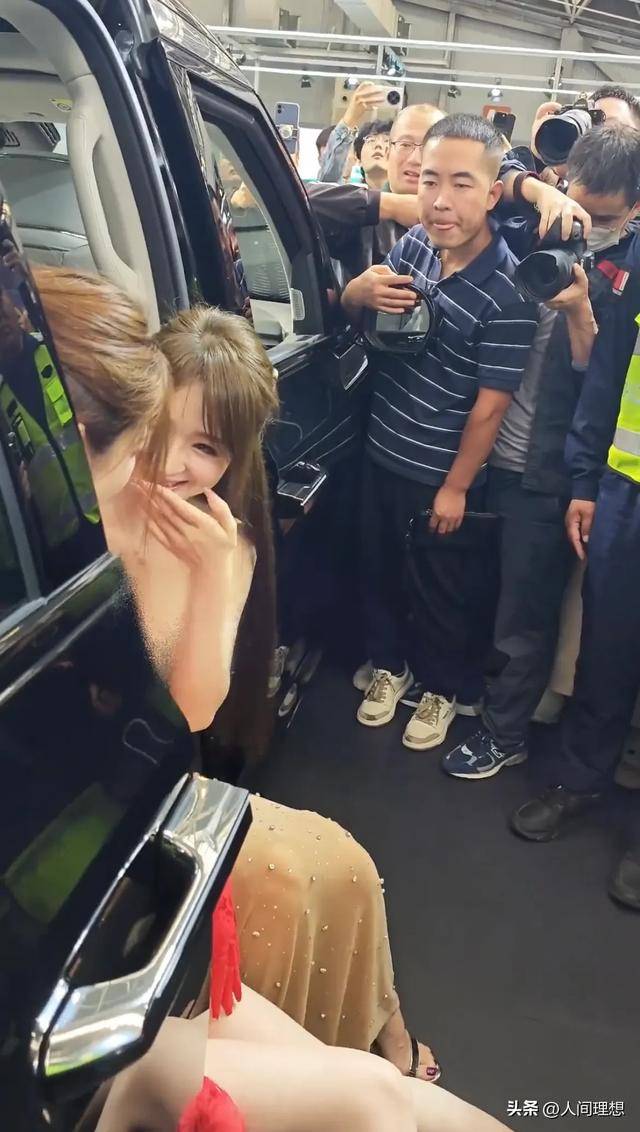 「條紋哥」在車展看美女，十分專心。　互聯網