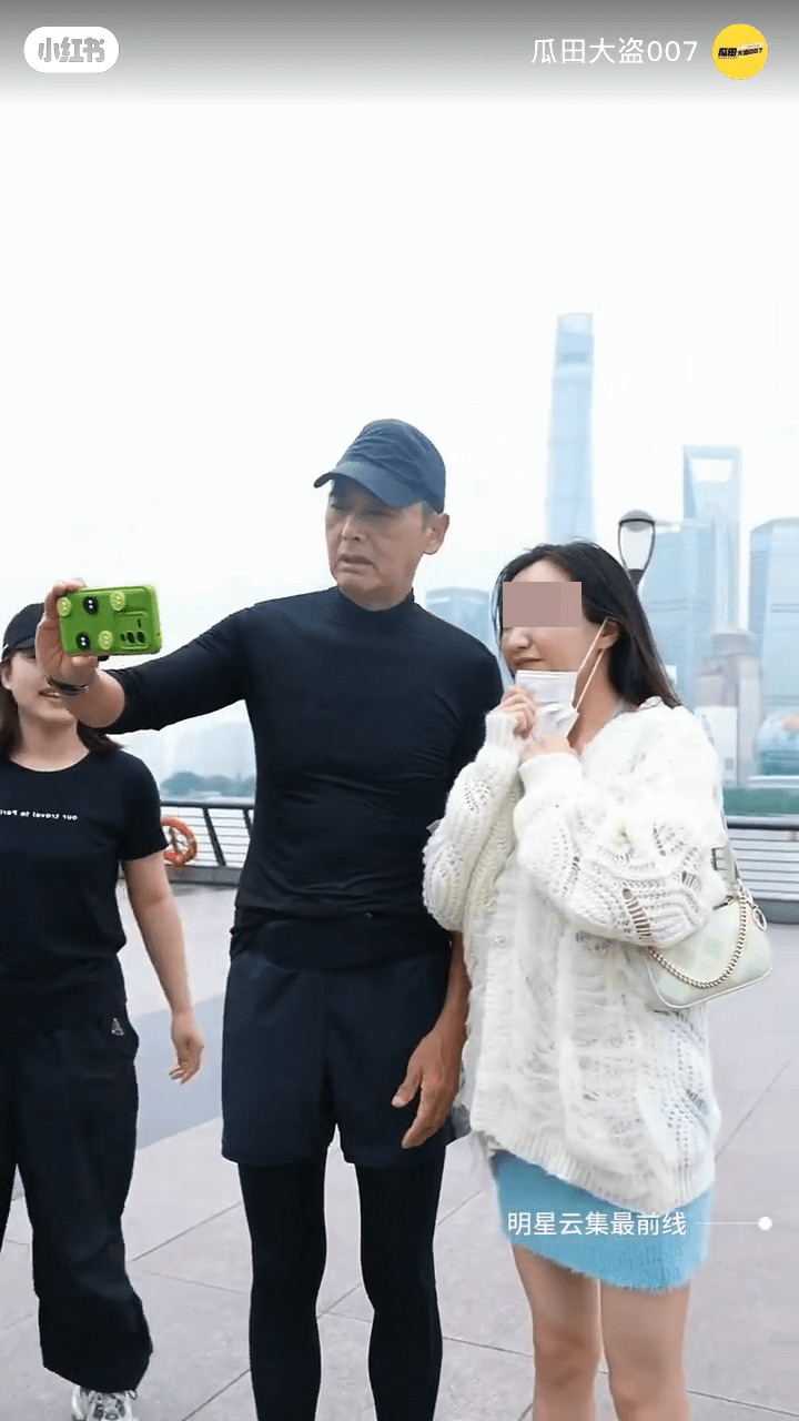 少女粉絲之後拉低口罩。 少女粉絲之後拉低口罩。