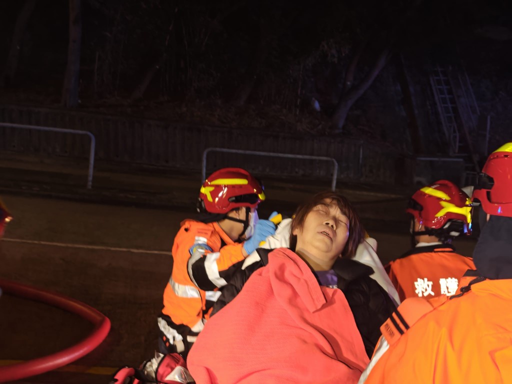 現場消息指，至少有四名居民，疑在疏散時因吸入濃煙不適送院。蔡楚輝攝