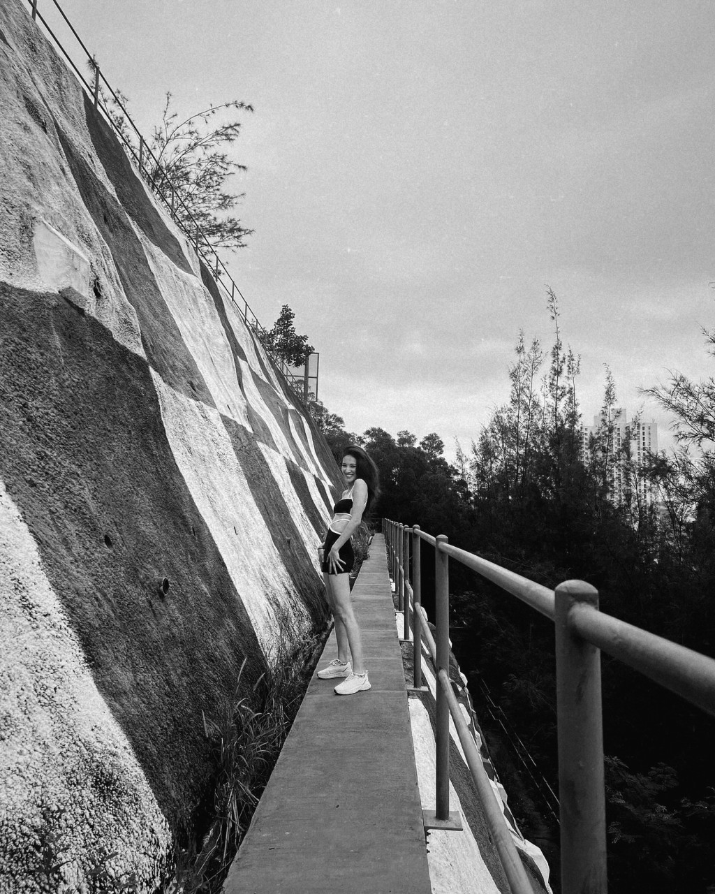 陈凯琳到「格仔山」一个斜坡之间拍下型格照。