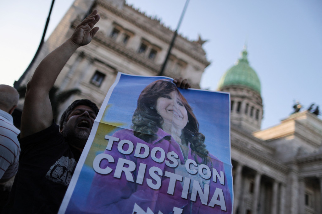 审讯期间，大批民众聚集在她位于首都布宜诺斯艾利斯的寓所外声援她。路透社