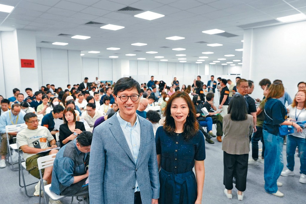 恒基韓家輝（左）表示，首岸第4期首輪銷售即日沽59伙，銷情理想。右為李菲茹。
