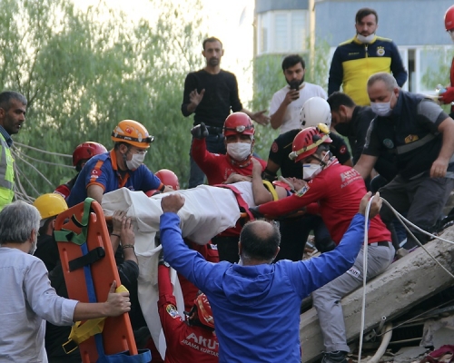 地震导致近800人受伤。AP