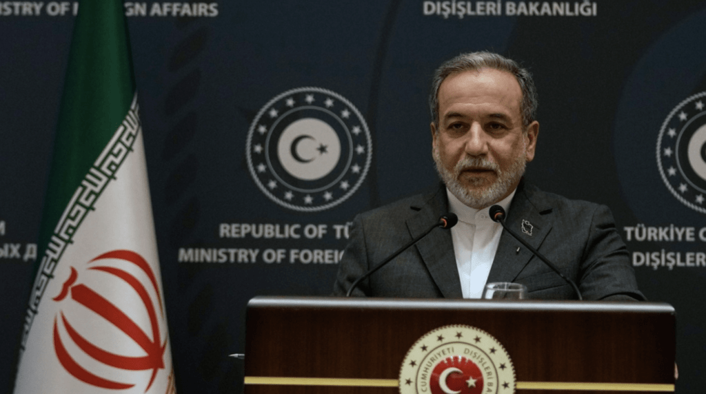 伊朗外长阿拉格齐（Abbas Araghchi）随即宣布，在与军方协调并考虑技术限制后，霍尔木兹海峡在未来两周内可恢复安全通航。