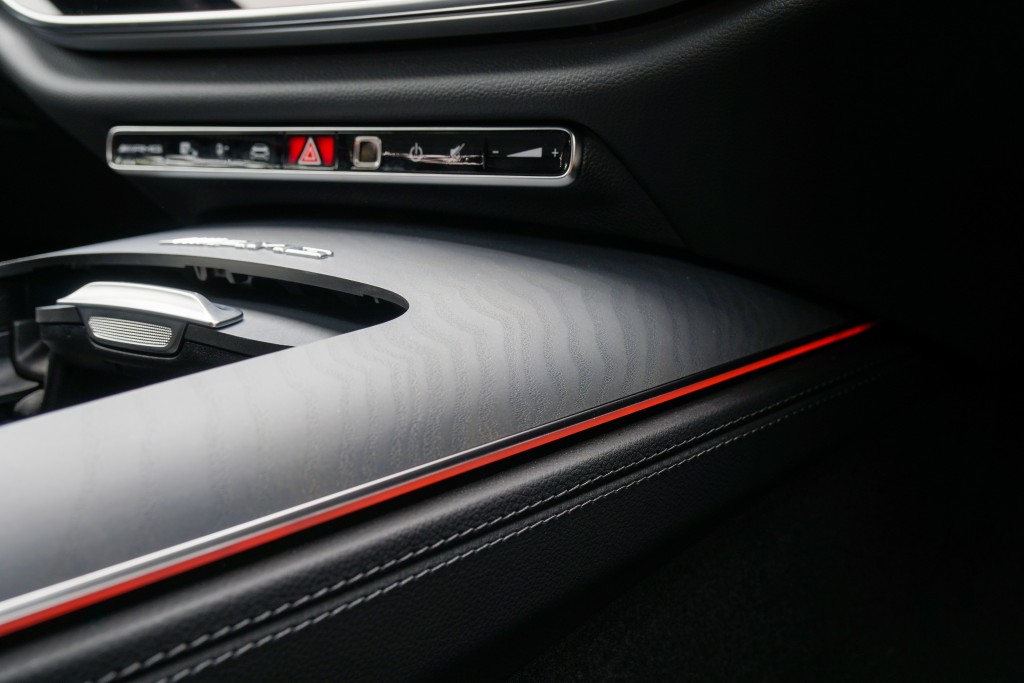 充電混能平治Mercedes-AMG E 53 HYBRID 4MATIC+本地試駕:豐富設備還有數碼儀錶板與觸控中央屏幕、全景式天窗、轉色氣氛燈、前後USB插座、360泊車鏡頭和Burmester 4D環繞音響系統等。