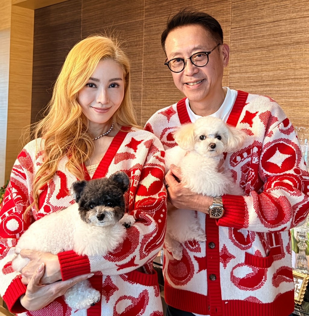 李嘉欣同許晉亨穿情侶裝恩愛同粉絲拜年。