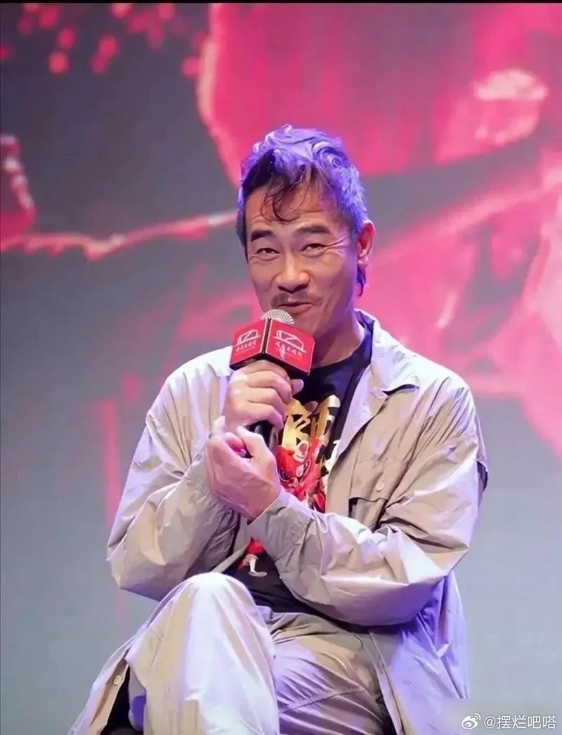 照片中可以见到染了一头紫发的陈小春留着八字胡，笑起来眼角和鱼尾纹及额头皱纹明显，脸颊亦略显下垂，老态尽现。