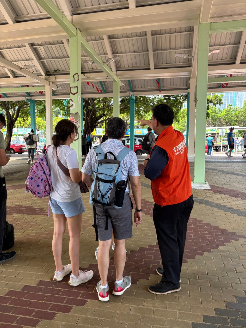 中西區關愛隊成員在中環碼頭附近為有需要的市民提供適切協助,全力提供支援。 中西區關愛隊成員在中環碼頭附近為有需要的市民提供適切協助,全力提供支援。