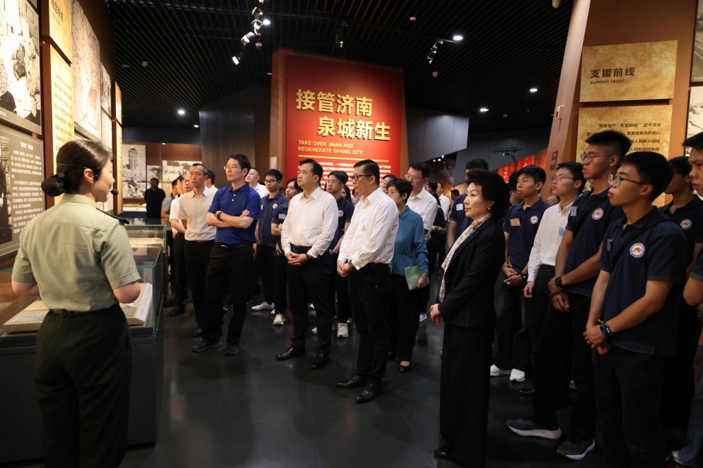 鄧炳強(前排右二)與研學團參觀濟南戰役紀念館。 鄧炳強(前排右二)與研學團參觀濟南戰役紀念館。
