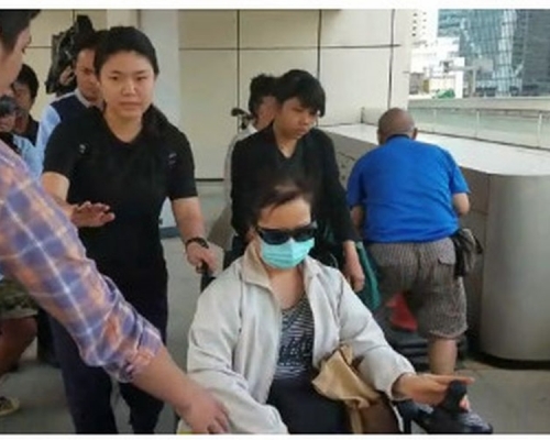 王靜波坐著輪椅上庭作供。潘琪慧攝