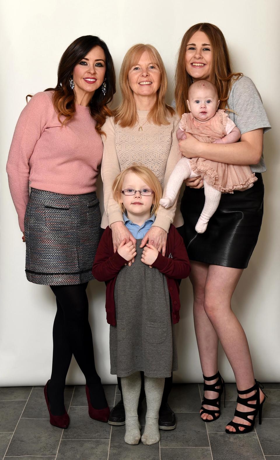 Carrie Hilton ( 左 ) 、媽媽 Jo ( 左二 ) 、孫女 Jessica ( 右二 ) 和大女 Clarice ( 右一 ) 和二女 ( 前排 ) 合照。 ( 網圖 )