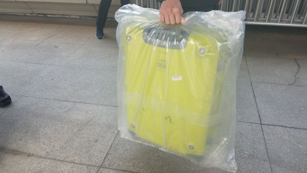 被告將少女塞進綠色行李篋，帶到酒店。潘琪慧攝