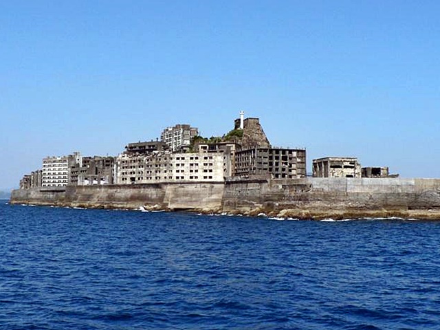 1974年煤礦關閉導致島上住民離開,軍艦島(端島)變為無人島。資料圖片