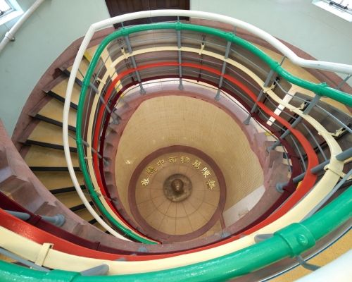 般咸道官立小學主樓的中央旋轉樓梯及意大利批盪飾面。