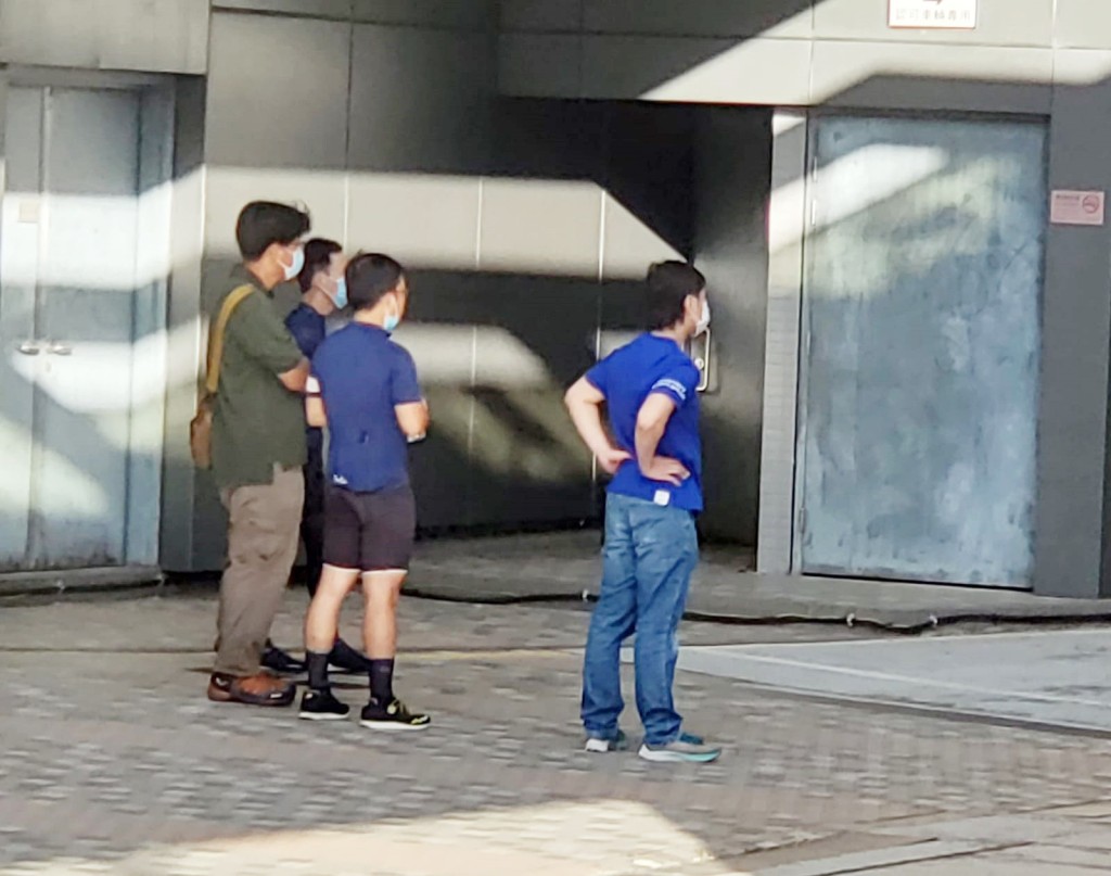 同行友人在醫院等候消息。