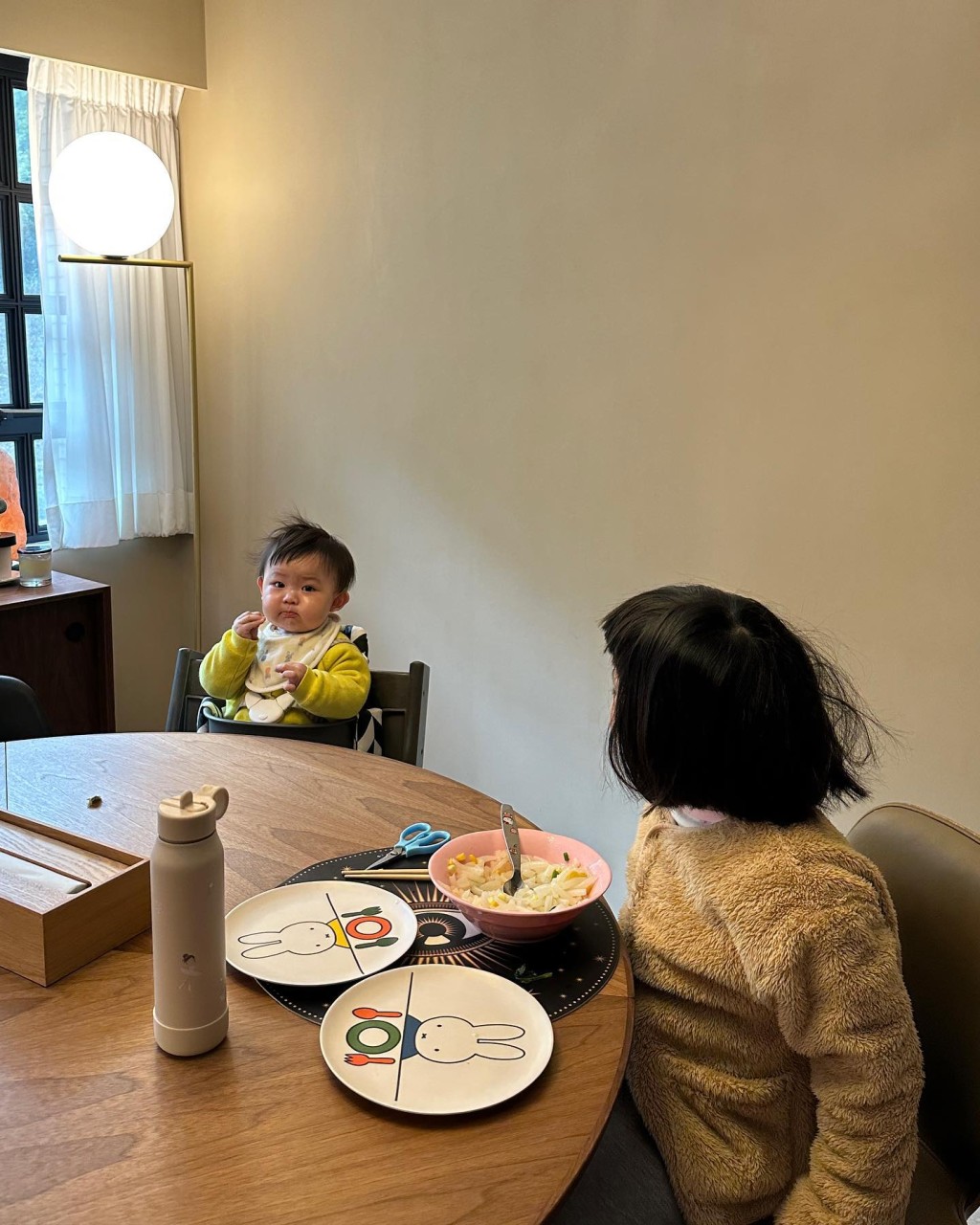 李老母上月26日，上载囡囡食饭相及照片，可见两个宝贝女瞓到头发飞起晒，相当搞笑。
