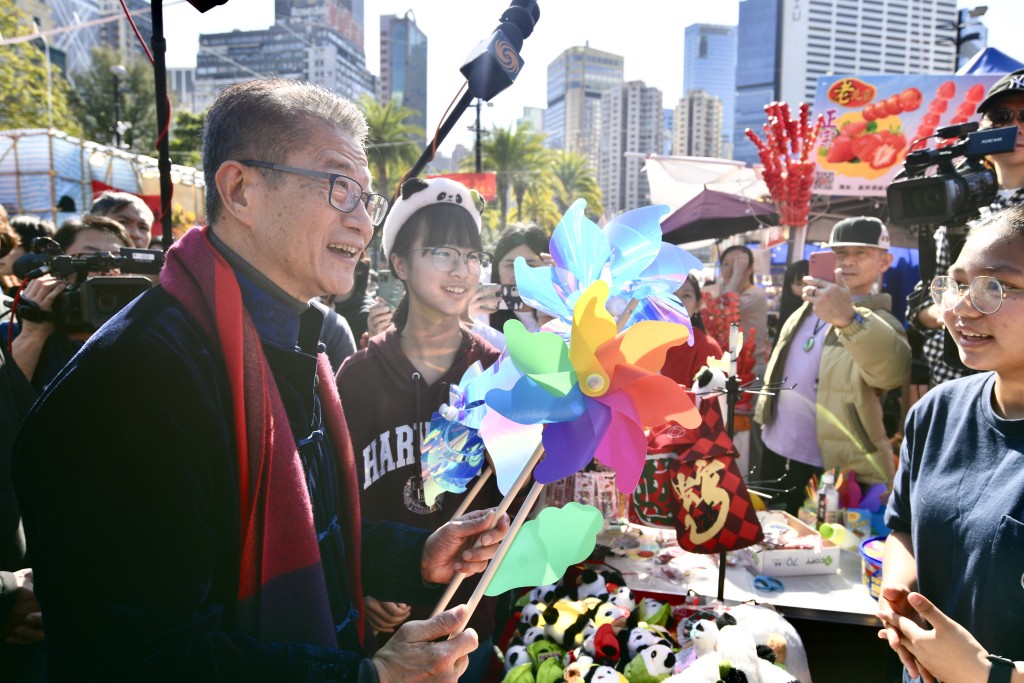 陳茂波關切地詢問檔主銷情。