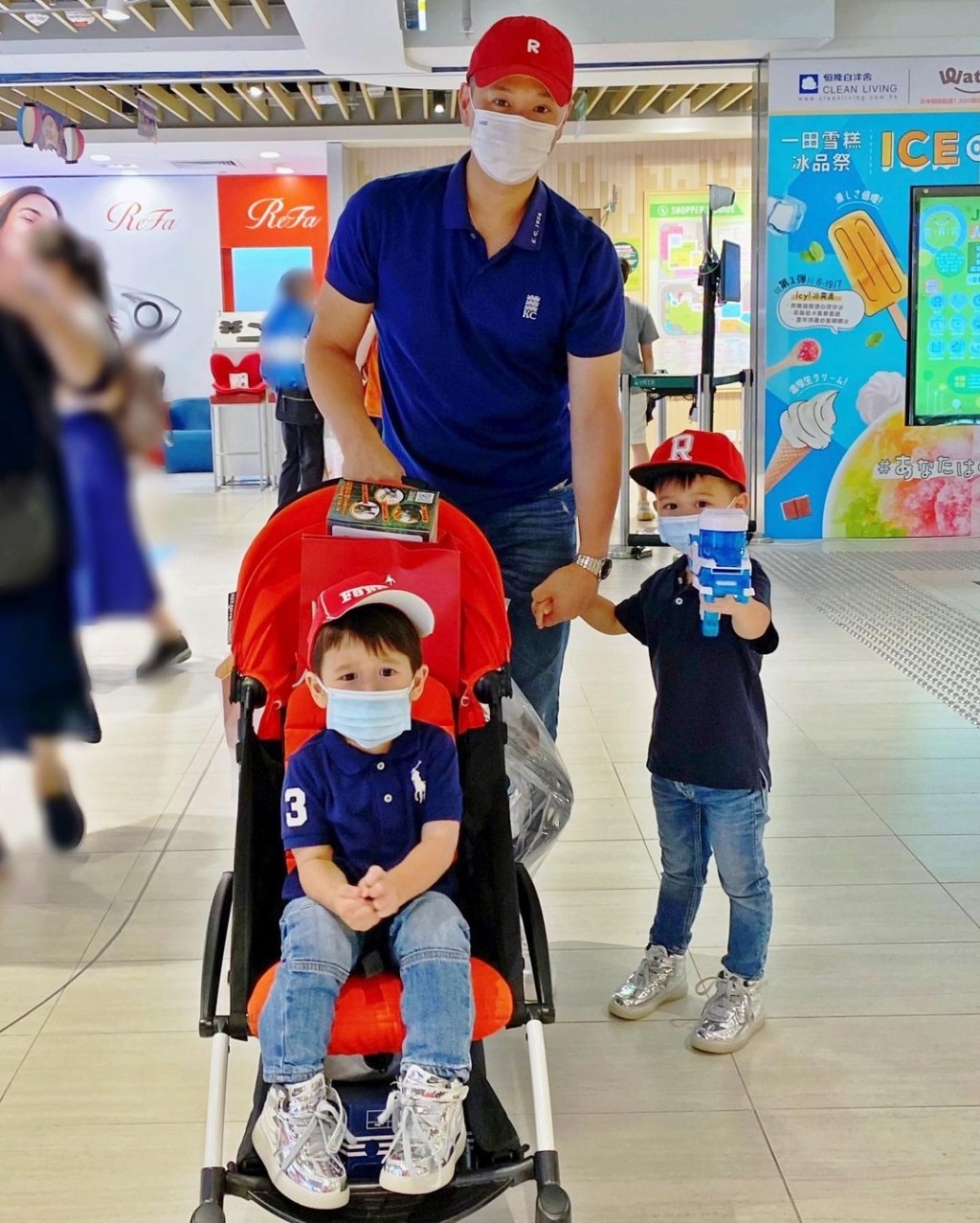 3人父子裝出動。