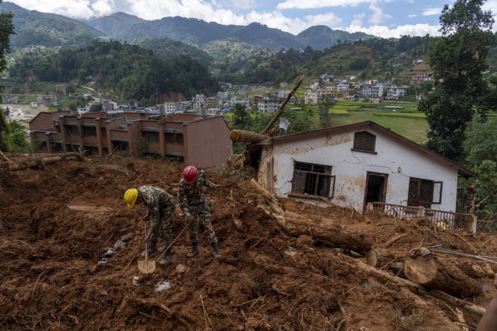 尼泊爾雨災造成洪水及泥石流，已導致233人死亡。美聯社