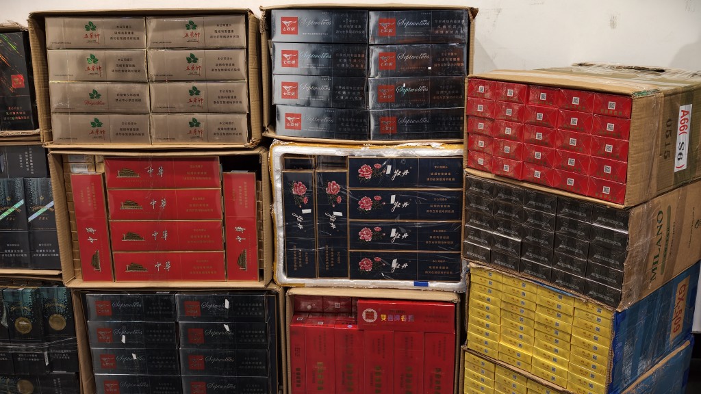 海關檢獲大量私煙。 海關檢獲大量私煙。