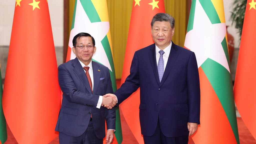 國家主席習近平在北京人民大會堂同來華進行國事訪問的緬甸總統敏昂萊舉行會談。 新華社