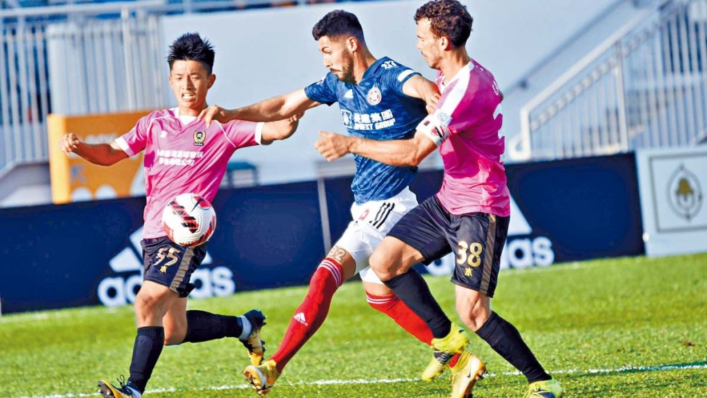 港超聯球隊晉峰(粉紅衫)有4位球員確診。 資料圖片