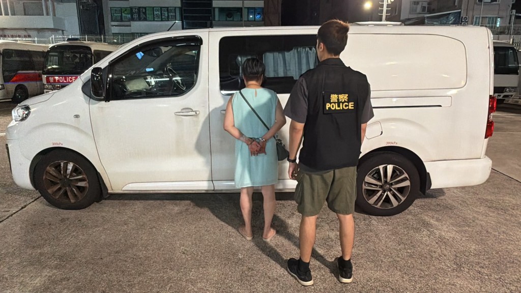 警旺角西洋菜街冚赌拘捕10人 检麻雀枱赌具及现金。警方提供 警旺角西洋菜街冚赌拘捕10人 检麻雀枱赌具及现金。警方提供