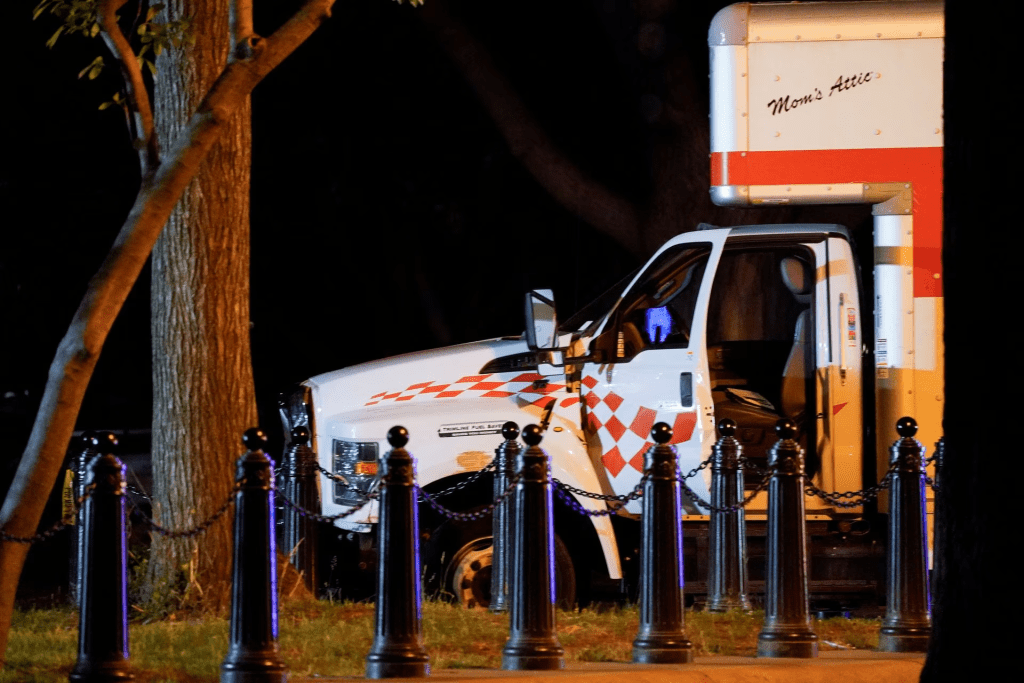 一辆货车周一（22日）晚上突然撞向白宫附近路障。路透