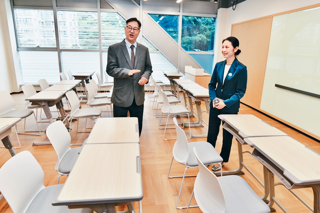 「出山」擔任香港蔚來中學創校校長的邱少雄（左）指，對收生情況表示樂觀；校監沈蓉昨強調學校不設宿舍，未再提及「香港讀書、深圳住宿」。