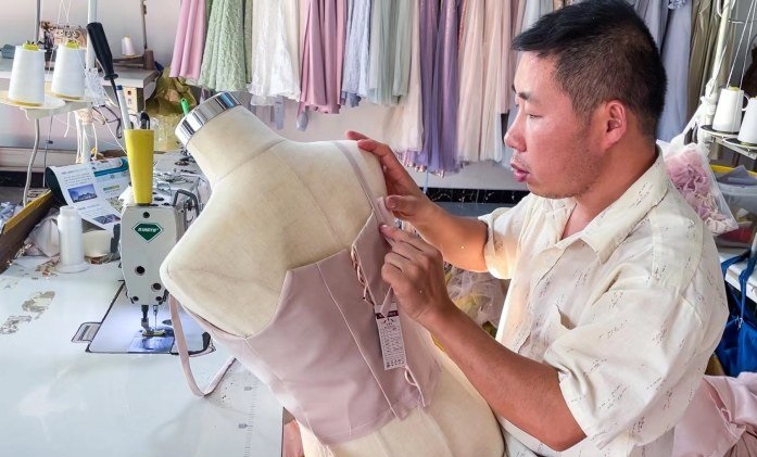 丁集鎮是全國最大婚紗製造中心之一。微博