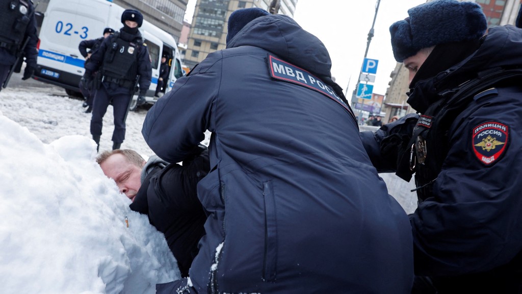 莫斯科警方在纳瓦尔尼悼念活动中拘捕一名男子。 路透社