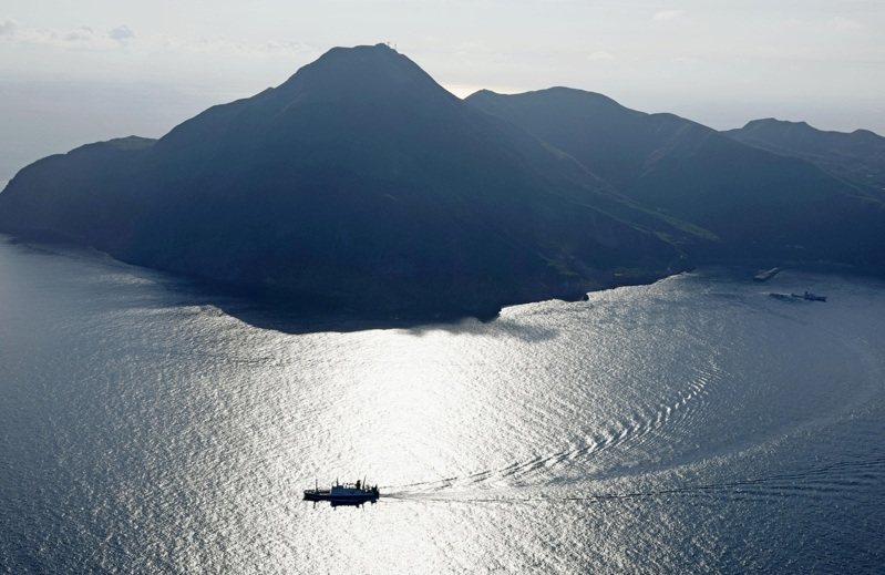 鹿兒島十島村惡石島部分村民7月4日晨搭船撤離，前往鹿兒島市避難。路透社