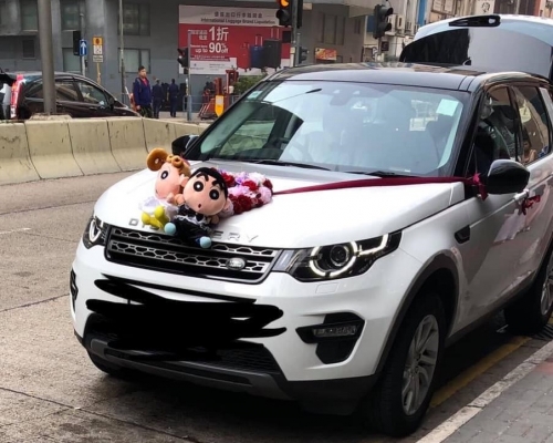 小葵同小新公仔被掛花車車頭。Alexander Chan圖片