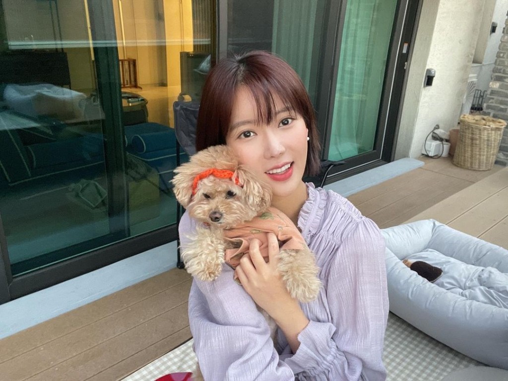 友人的愛犬在地氈留下「印記」,林秀香都唔會清洗。