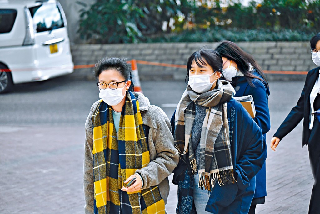 女被告何羚甄(左一)現時是大學2年級生,曾是城大學生會幹事會長。