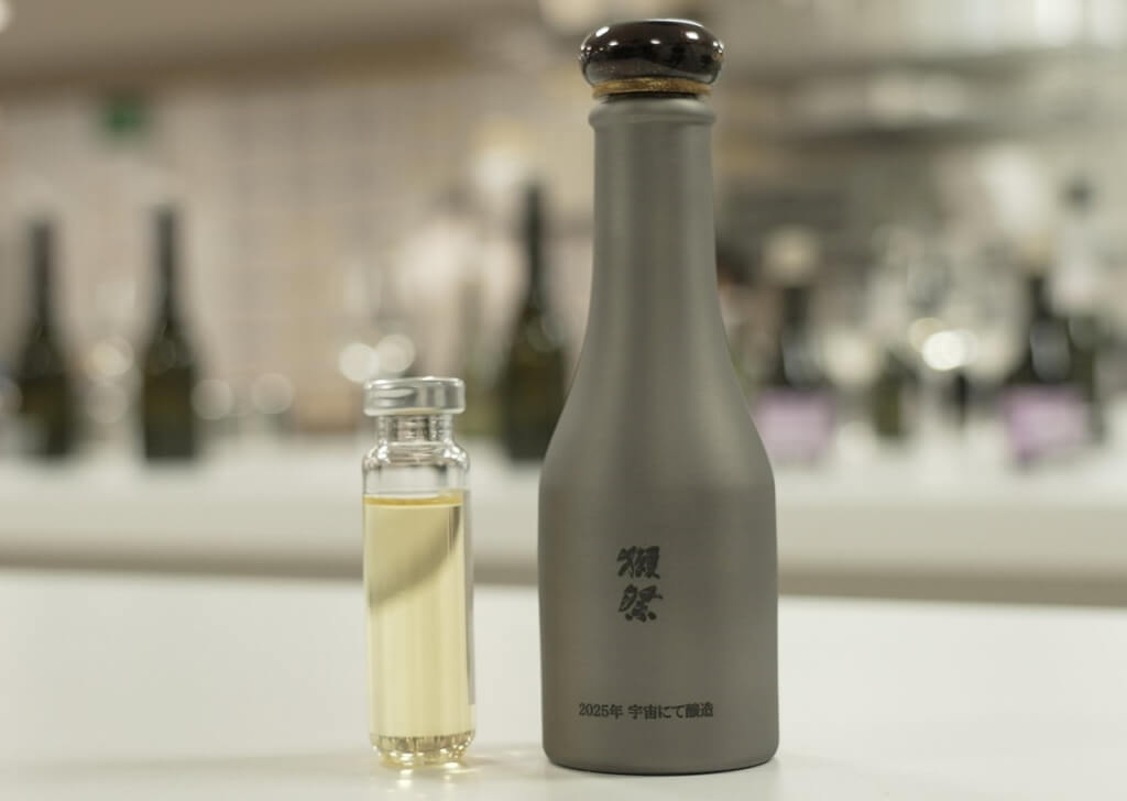 獺祭與航太公司三菱重工業合作，在太空中釀造一小瓶日本清酒。x.com/MHI_GroupJP