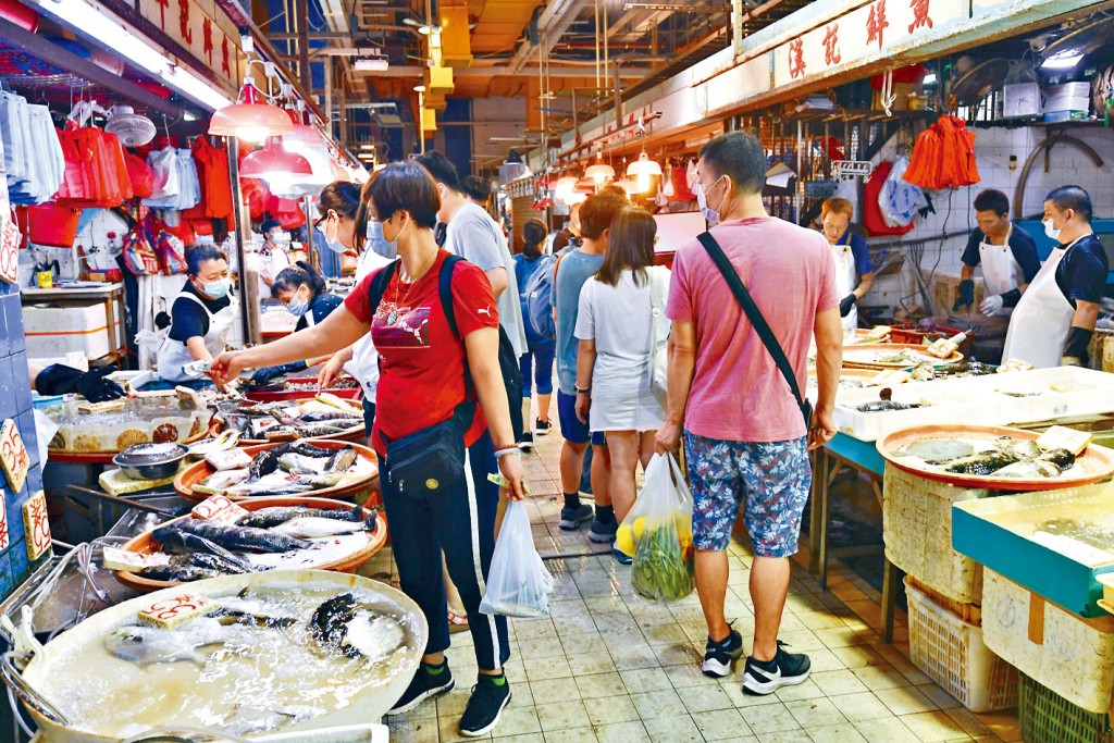 北河街街市有檔販及顧客中招。圖為不少市民如常到街市買餸。
　　