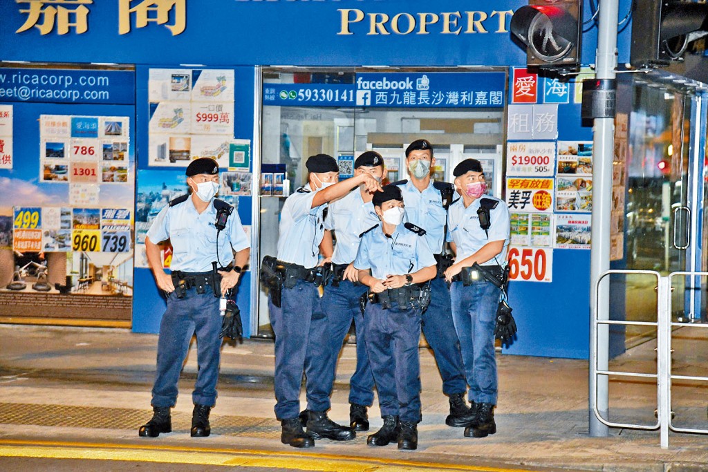 惡漢索煙不遂刀插傷人,警方到場搜捕疑兇下落。 李家傑攝