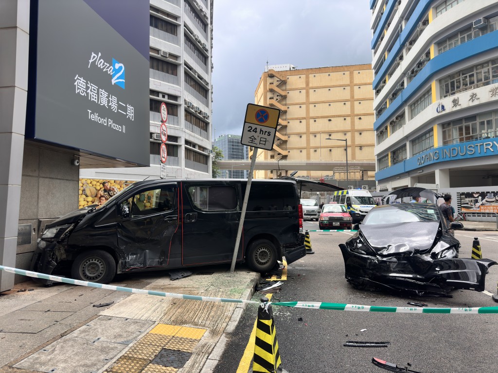 Tesla 私家車與客貨車相撞，兩車車頭俱損毀。梁國峰攝