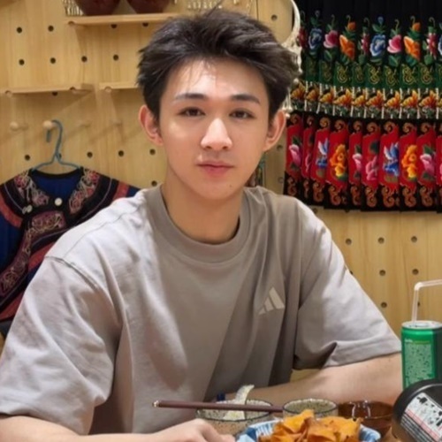 荣梓杉年仅19岁。