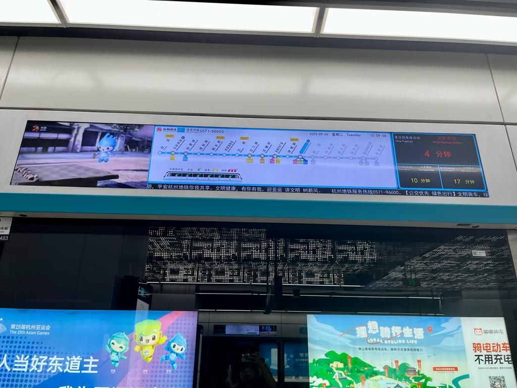 地铁内欠缺“杭亚”气氛，只有月台上一些广播小电视，会播着杭亚的宣传片段。