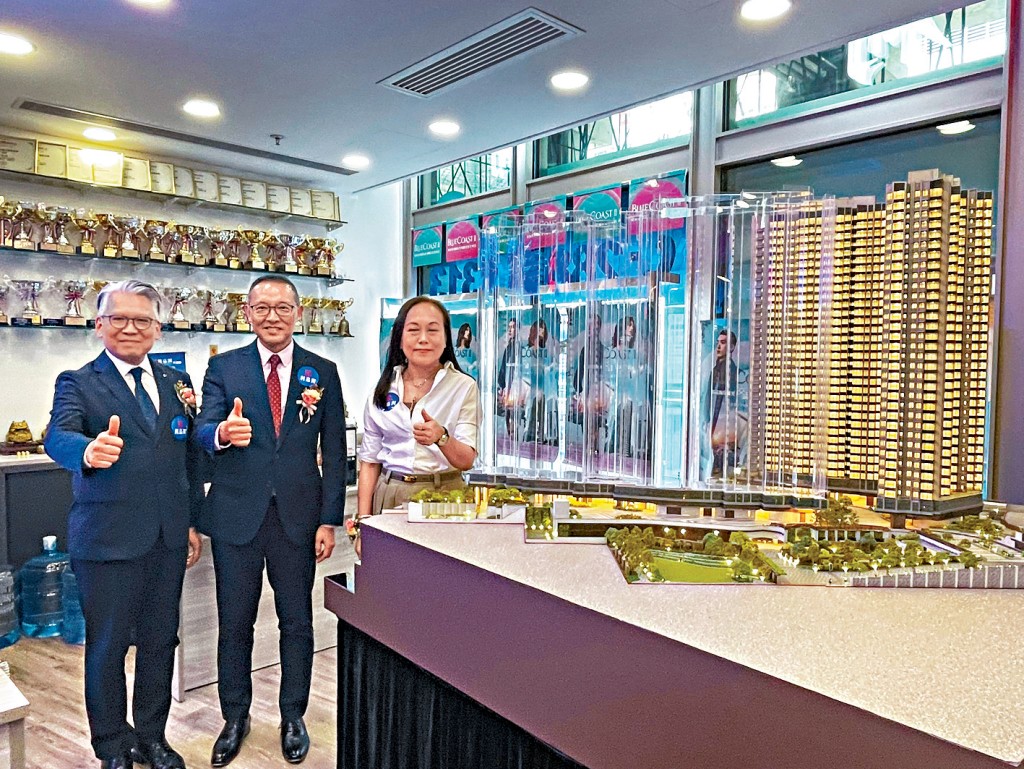 長實郭子威（中）指，黃竹坑站Blue Coast II部署短期內加推，具提價空間，右為楊桂玲。