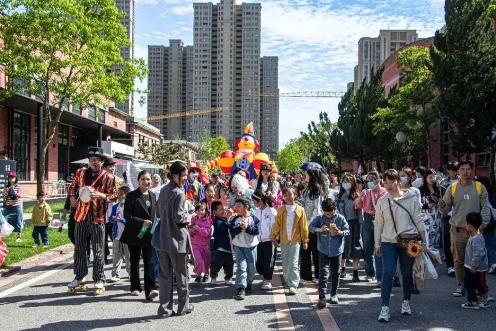 市民疫情后报复式出游。