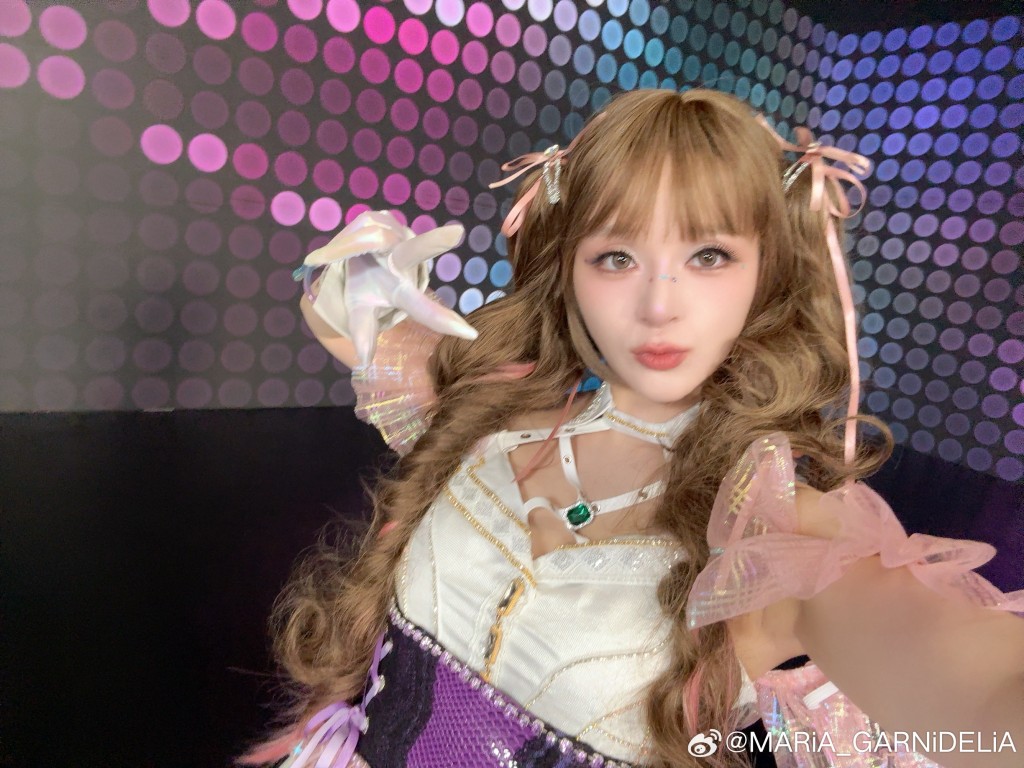 日本女歌手美依禮芽曾參演內地綜藝《乘風破浪的姐姐》。微博＠MARiA_GARNiDELiA