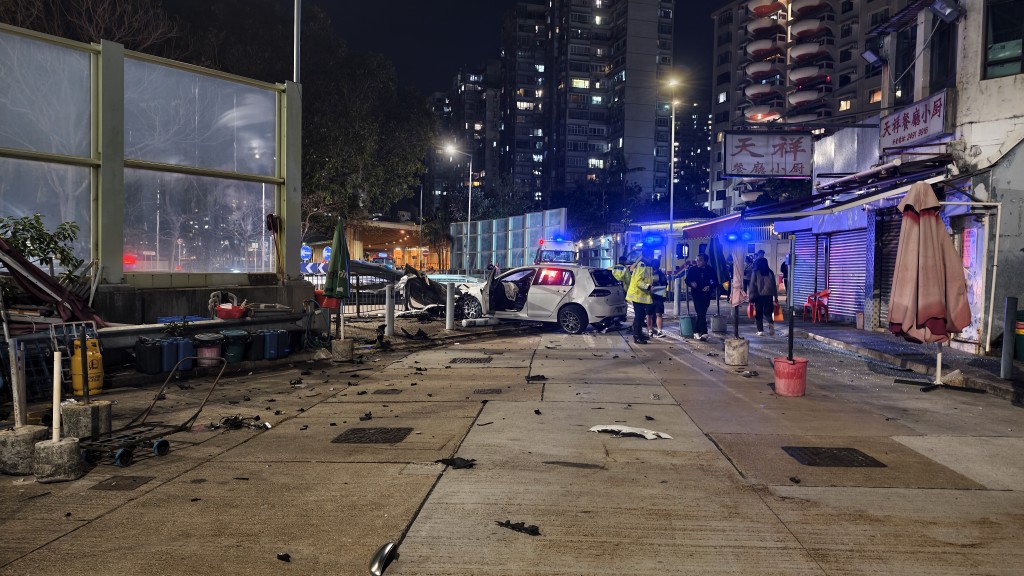 碎片散落一地。黃文威攝