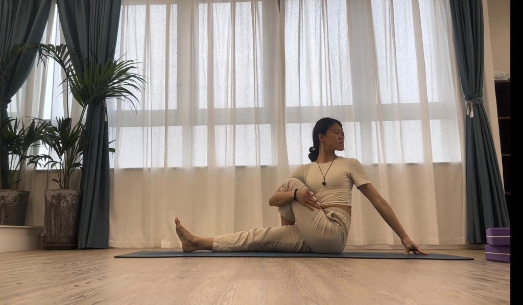 後顧式步驟:下一步以右手抱左腳,扭腰向左,左手按地。保持深長呼吸3-5次,每一個呼氣都令自己扭腰多一點,心口和眼睛方向轉向左邊多一點, 感覺脊骨扭動。 後顧式步驟:下一步以右手抱左腳,扭腰向左,左手按地。保持深長呼吸3-5次,每一個呼氣都令自己扭腰多一點,心口和眼睛方向轉向左邊多一點, 感覺脊骨扭動。