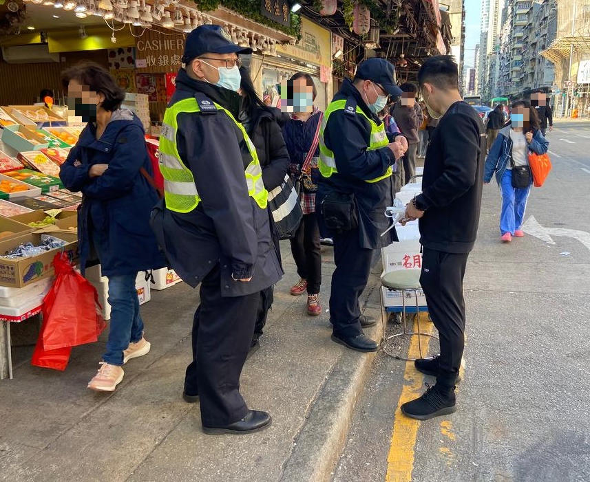 警方與食環署人員於油麻地新填地街及上海街一帶執行「政府打擊衞生黑點計劃」。警方提供