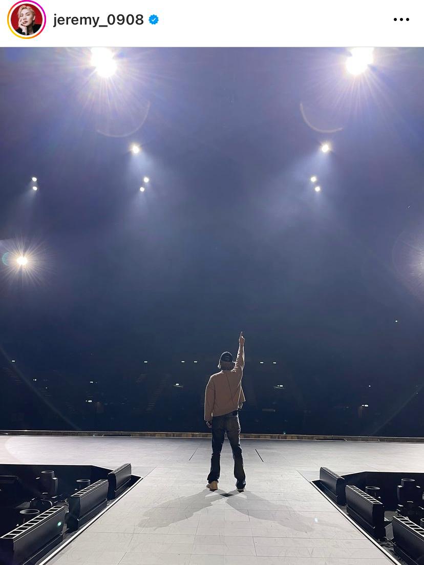 Jeremy站在舞台中央為演唱會打氣。