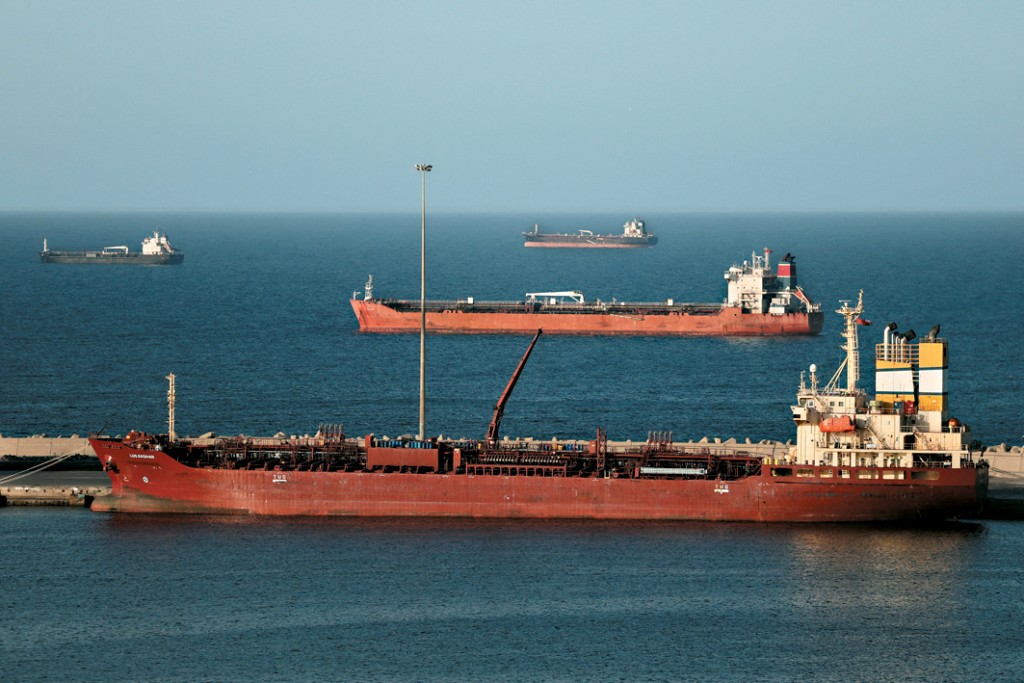 因霍爾木茲海峽封鎖而停泊在阿曼海域的油輪。 