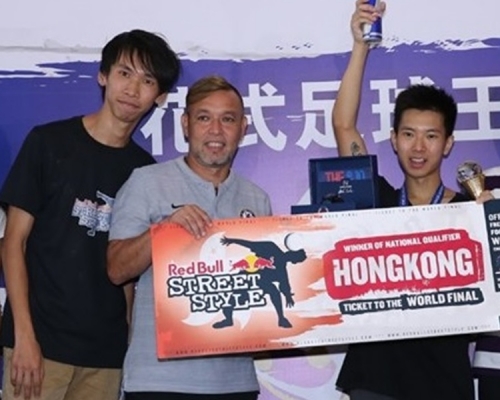 花式足球冠軍黎俊賢(右)上載「FREE HK」球鞋,施寶盛(左)恐其被勸退賽。FB